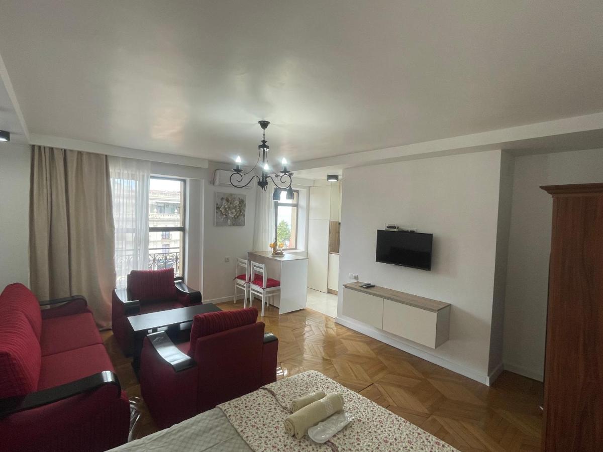 Apartment 2 Minutes From The Sea Batumi Esterno foto