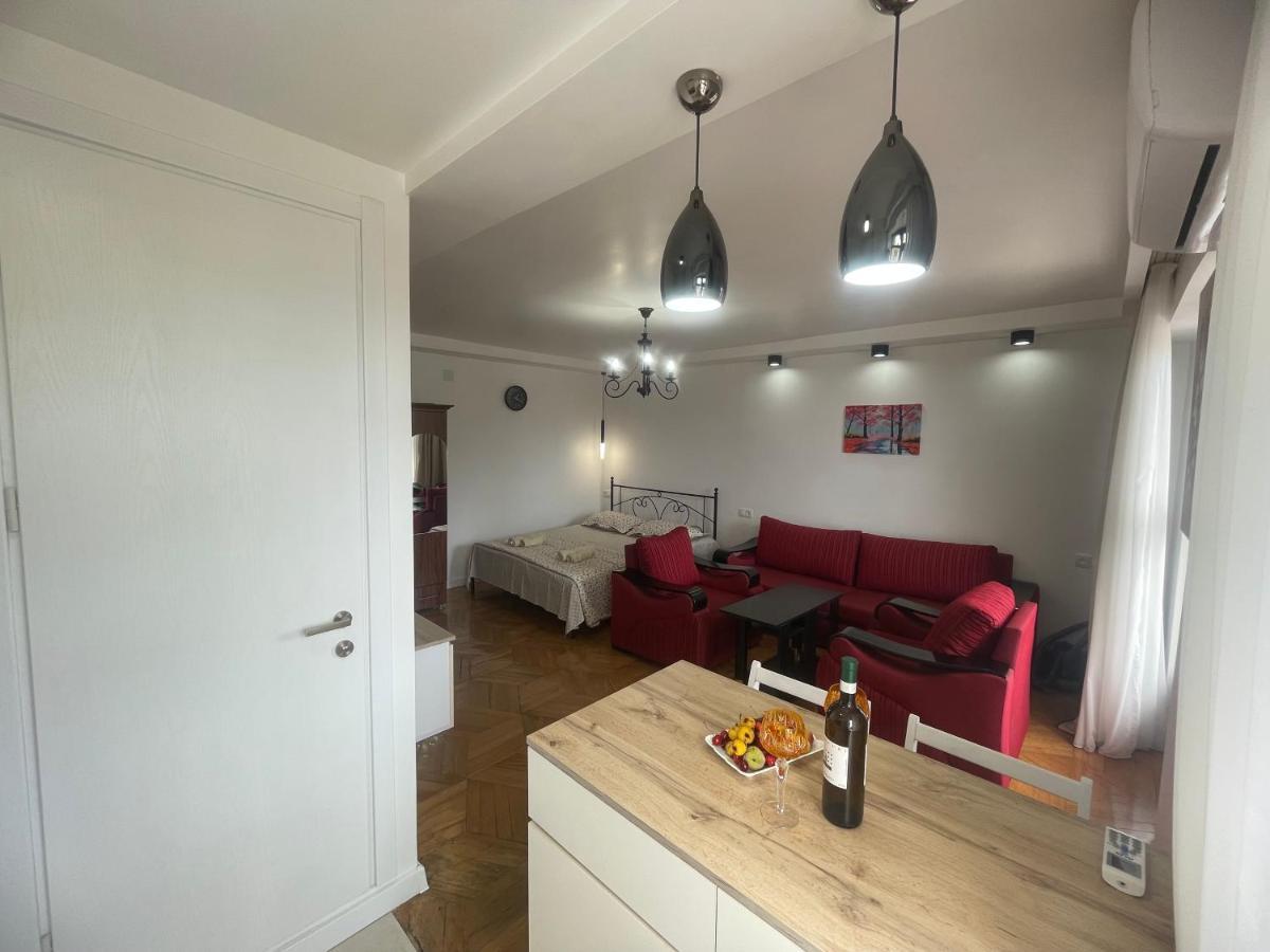 Apartment 2 Minutes From The Sea Batumi Esterno foto