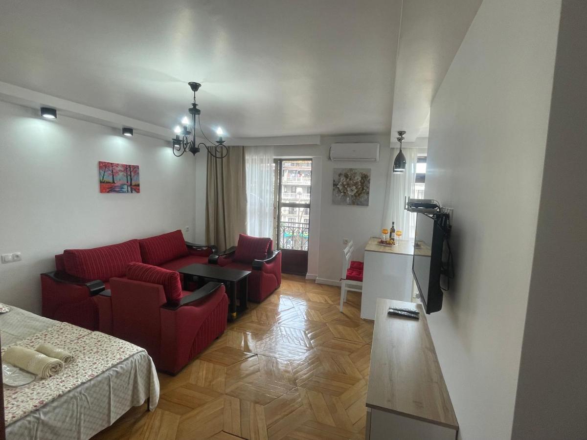 Apartment 2 Minutes From The Sea Batumi Esterno foto